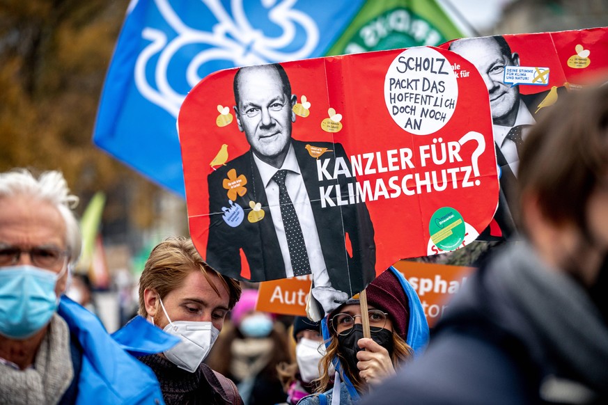 Fridays for future Demo in Berlin Am 22. Oktober 2021 versammelten sich mehrere zehntausend Menschen aus ganz Deutschland in Berlin, um mit Fridays for Future Druck auf die Koalitionsverhandler von SP ...