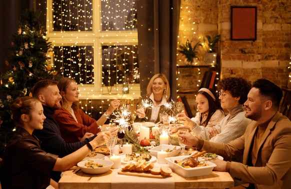 Brot, Kartoffeln und zahlreiche Schälchen mit Leckereien: Raclette ist ein beliebtes Gericht zu Silvester.