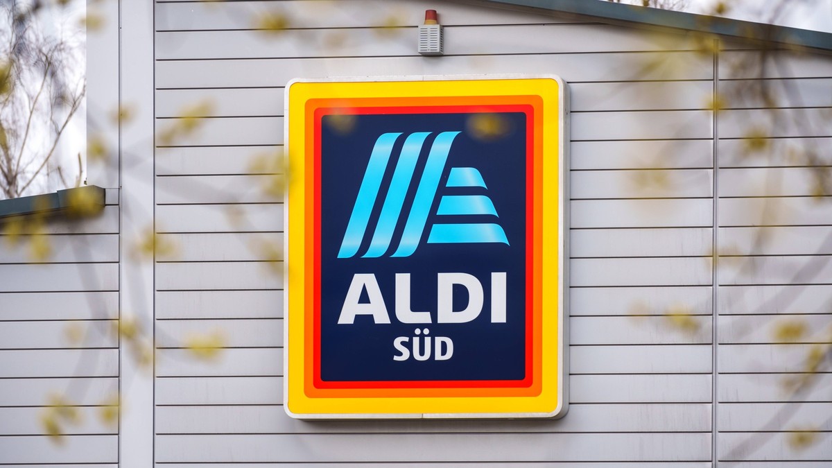 Augsburg, Bavaria, Germany - March 1, 2024: Aldi Süd food discounter logo on a store *** Aldi Süd Lebensmittel Discounter Logo an einer Filiale