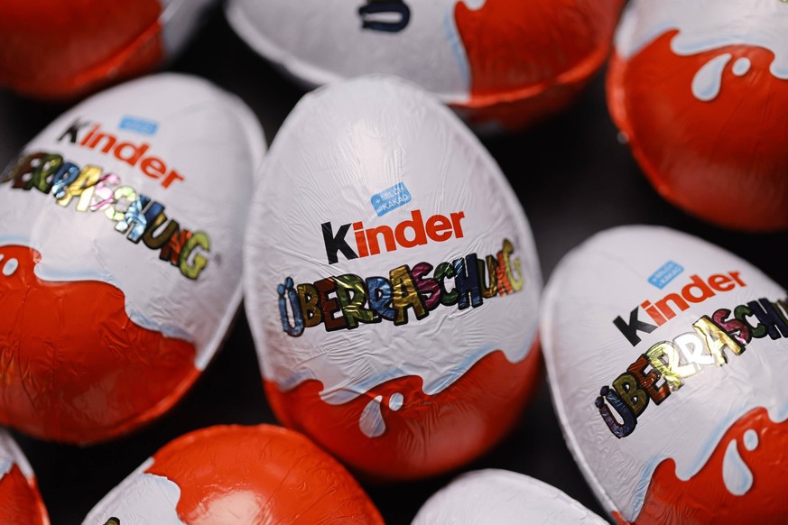 Kinder Überraschung ist ein Produkt der italienischen Firma Ferrero. Weitere Bezeichnungen sind in Deutschland die allgemeine Bezeichnung Überraschungsei und im Ausland Kinder Surprise, Kinder Sorpres ...