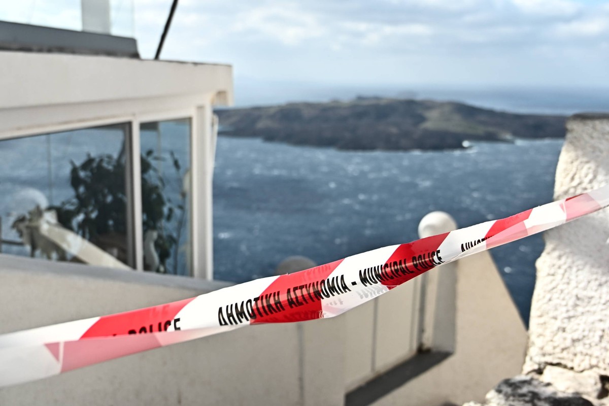 News Bilder des Tages Small streets over the cliffs of the volcanic caldera are cordoned off, in the almost evacuated village of Fira on Santorini island, Greece, 05 February 2025.. ue to a wave of se ...