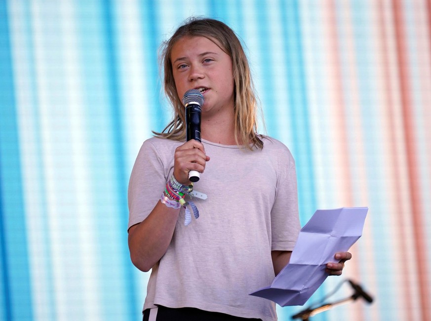 Die schwedische Klimaaktivistin Greta Thunberg steht während des Glastonbury Festivals in Worthy Farm in Somerset auf der Bühne und spricht zum Publikum. (zu dpa: Greta Thunberg verdient kein Geld mit ...