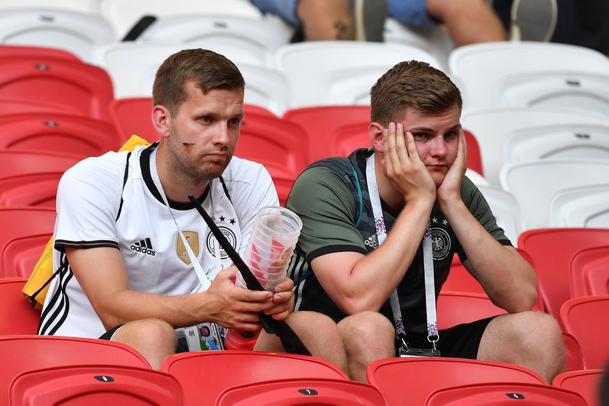 deutsche Fans,Fussballfans, Enttaeuschung,Frust,enttaeuscht, frustriert,niedergeschlagen,. Suedkorea (KOR)- Deutschland (GER) 2-0, Vorrunde, Gruppe F, Spiel 43, am 27.06.2018 in Kazan,Kasan Arena. Fus ...