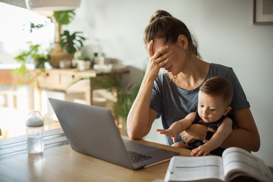 Kinderbetreuung trotz Homeoffice: Während der Corona-Krise sind es häufig die Frauen, die mehr Aufgaben übernehmen. (Symbolbild)