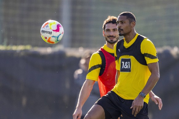 Fußball: Trainingslager von Borussia Dortmund, Saison 2022/2023, Tag 2 in Marbella. Dortmunds Mats Hummels l und Dortmunds Sebastien Haller kämpfen um den Ball. *** Soccer training camp of Borussia Do ...