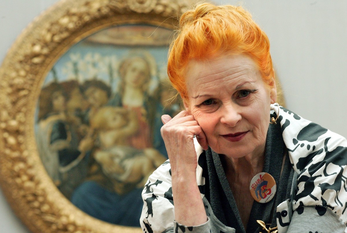 ARCHIV - 10.11.2007, Berlin: Die Modesch�pferin Vivienne Westwood posiert in der Gem�ldegalerie des Kulturforums in Berlin. Die britische Modedesignerin Vivienne Westwood ist im Alter von 81 Jahren ge ...