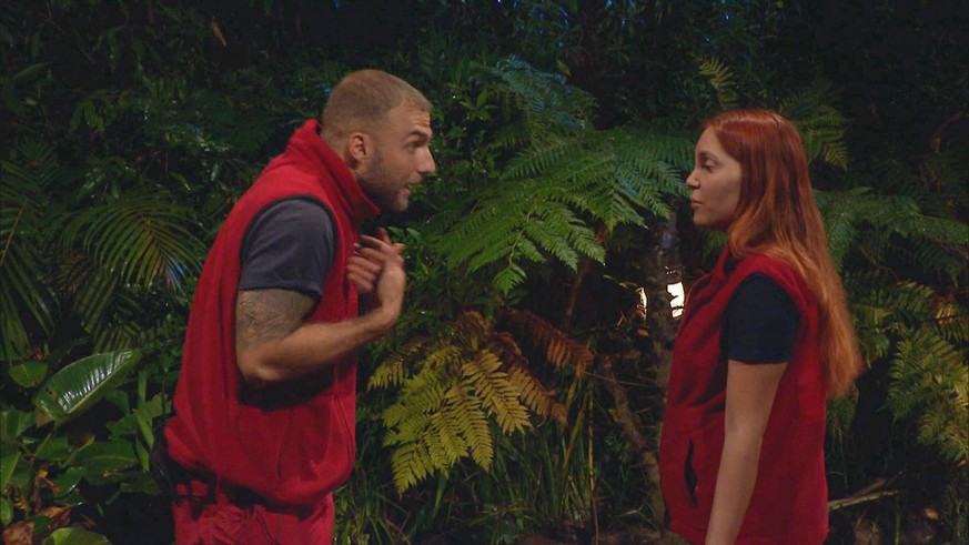 Filip und Tara diskutieren auch an Tag sieben im Dschungelcamp.