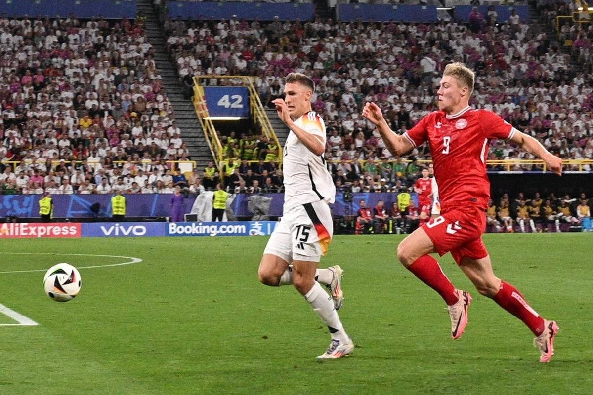 Germany Soccer Euro 2024 Germany - Denmark 8719392 29.06.2024 Germany s Nico Schlotterbeck, left, and Denmark s Rasmus Hojlund struggle for the ball during the UEFA EURO, EM, Europameisterschaft,Fussb ...