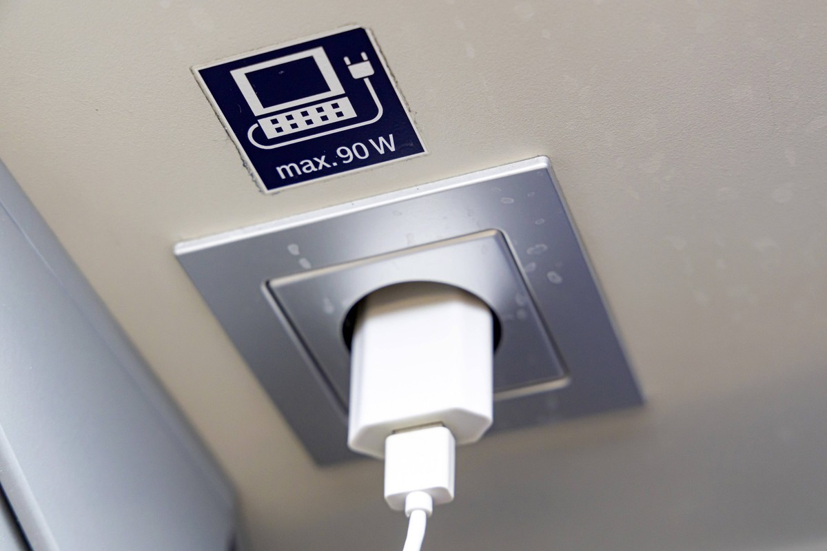 Steckdose in einem InterCity der Deutschen Bahn AG. // 18.08.2020, Stuttgart, Baden-Württemberg, Deutschland. *** Socket in an InterCity of Deutsche Bahn AG 18 08 2020, Stuttgart, Baden Württemberg, G ...