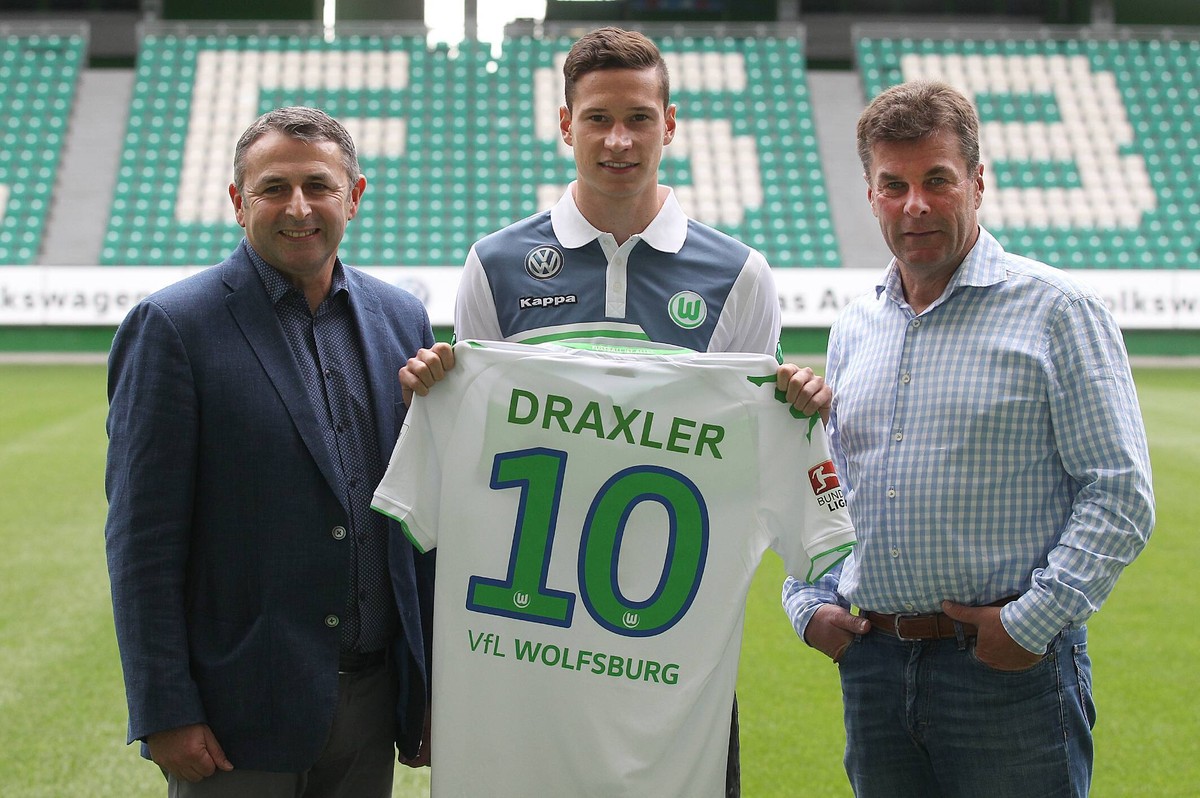 Pressekonferenz des VfL Wolfsburg anlaesslich der Vorstellung der neuzugaenge Julian Draxler und Dante, hier im Bild Klaus Allofs , Julian Draxler und Cheftrainer Dieter Hecking (VfL Wolfsburg) mit de ...