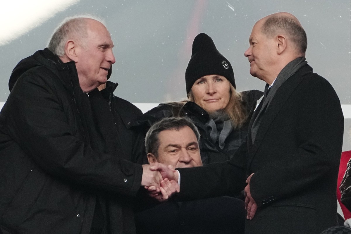 19.01.2024, Bayern, M�nchen: Fu�ball: Gedenkfeier des FC Bayern M�nchen f�r Franz Beckenbauer in der Allianz Arena. Uli Hoene� (l-r), Ehrenpr�sident des FC Bayern, Markus S�der (CSU), bayerischer Mini ...