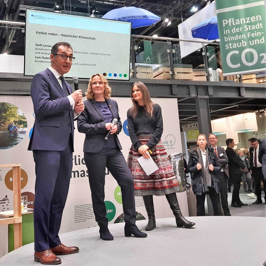 Cem Özdemir und Steffi Lemke fordern auf der Messe Grüne Woche mehr Kooperation beim Klimaschutz in der Landwirtschaft.