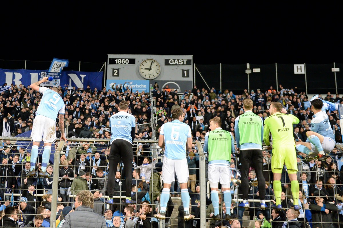 Oberhalb des Kopfes des Spielers mit der Rückennummer 9 (l.) ist es auf diesem Foto aus anderer Perspektive zu erkennen: Das Banner sieht eigentlich anders aus.