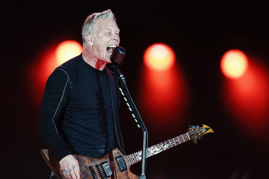 ARCHIV - 24.06.2022, Baden-Württemberg, Hockenheim: Sänger James Hetfield von der Band &quot;Metallica&quot; steht beim Rock-Festival «Download» am Hockenheimring auf der Bühne. Die Band tritt 2023 au ...