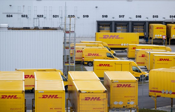 20.03.2023, Bayern, Aschheim: Container und Fahrzeuge mit dem Logo von DHL stehen am DHL-Paketzentrum. Mit der Anbindung an das bestehende Paketzentrum entsteht der deutschlandweit gr