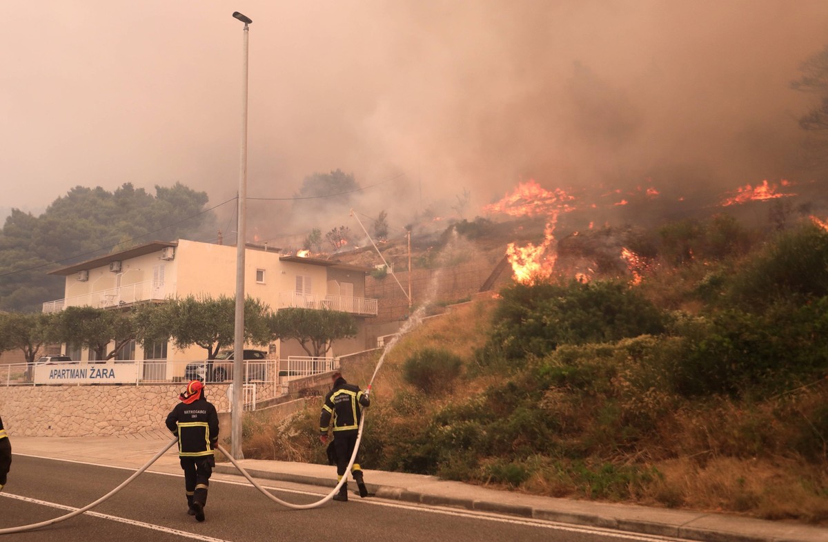 Fire broke out near Makarska, the flames reached the houses Early in the morning, a large fire broke out in the forest above the main rode on June 21, 2025 in Pisak, a place near Makarska, Croatia. Th ...