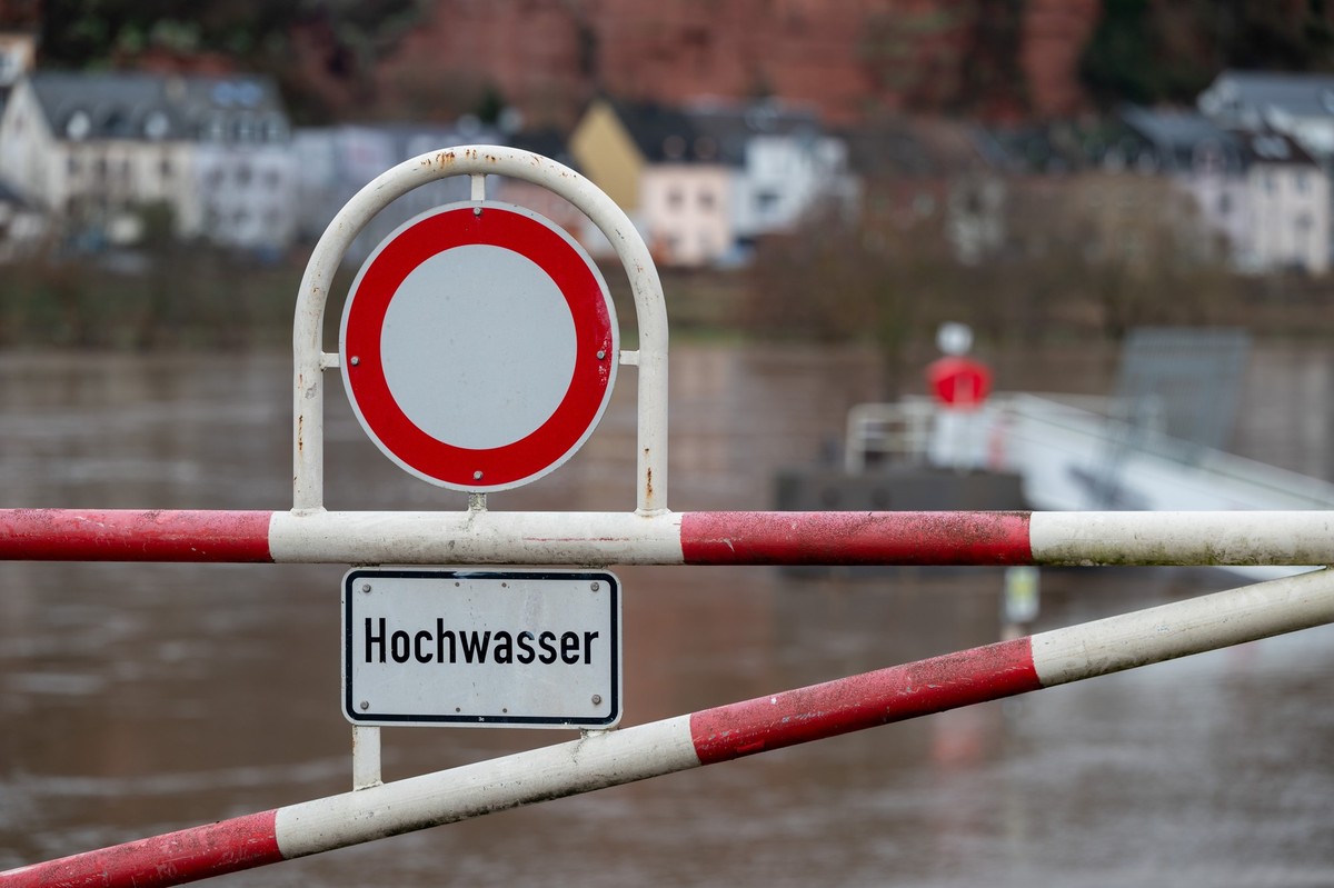 ARCHIV - 05.01.2022, Rheinland-Pfalz, Trier: Ein Verbotsschild an einer Schranke weist auf das Hochwasser der Mosel hin. (zu dpa: