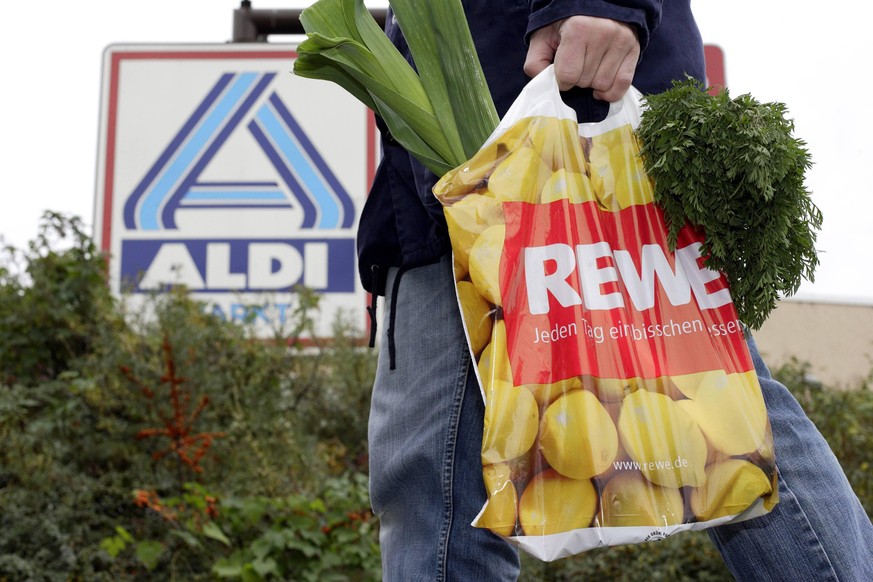 Bildnummer: 52200890 Datum: 22.10.2007 Copyright: imago/2licht
Mann mit einer Rewe-Einkaufstüte vor einem Aldi Supermarkt, Objekte; 2007, Symbolfoto, Model released, einkaufen, Einkauf, , Einkaufstüte ...