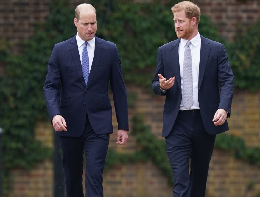 LONDEN, ENGELAND - JULI 01: Prins William, hertog van Cambridge (links) en prins Harry, hertog van Sussex arriveren voor de onthulling van een standbeeld dat ze hebben besteld voor hun moeder Diana, prinses van Wales, in ...