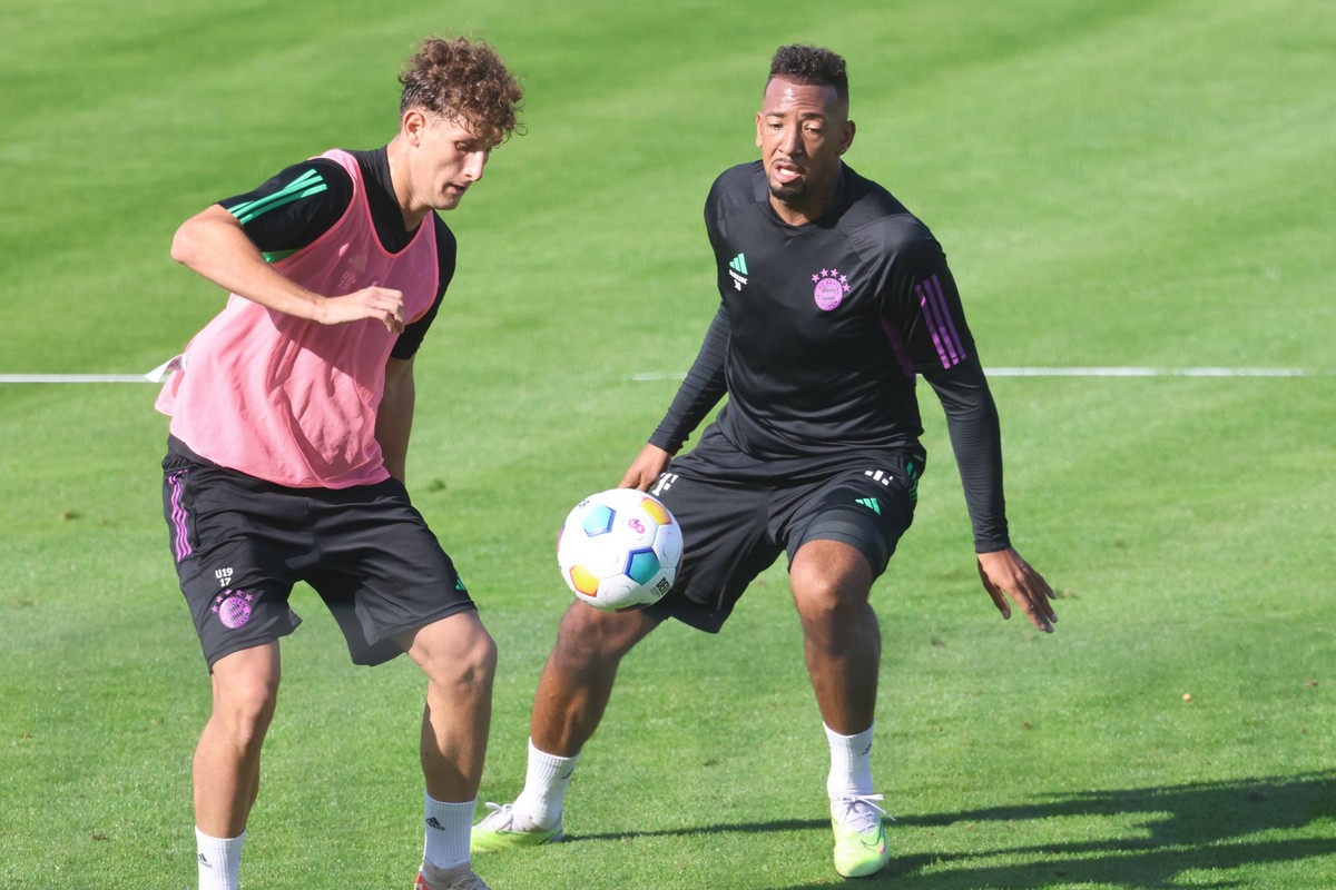 Jerome Boateng, gegen Luca Denk li. Zweikampf Fussball / FC Bayern Muenchen / Training an der Saebenerstrasse / 10.10.2023 / FOTO: Mladen Lackovic / LakoPress *** Jerome Boateng, against Luca Denk li  ...