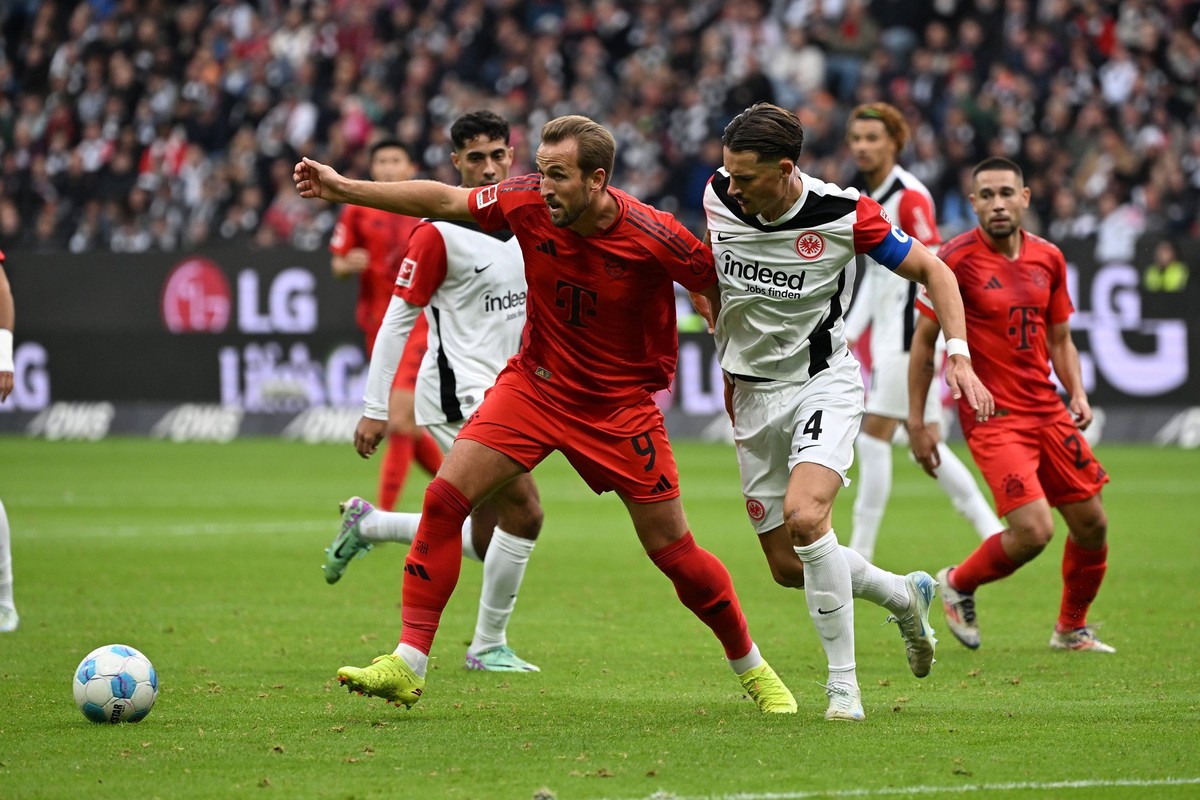 06.10.2024, xjhx, Fussball 1.Bundesliga, Eintracht Frankfurt - Bayern M�nchen emspor, v.l. Harry Kane FC Bayern Muenchen Robin Koch Eintracht Frankfurt Zweikampf, Aktion, action, battle for the ball D ...