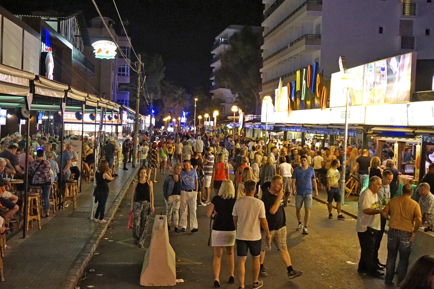 ARCHIVBILD 06.09.2017, Spanien, Insel Mallorca, Am Touristen-Hotspot Ballermann in El Arenal liegt die Vergnügungsmeile Schinkenstrasse mit dem Kult-Lokal Bierkönig. 06.09.2017, Mallorca: Barrieren zu ...