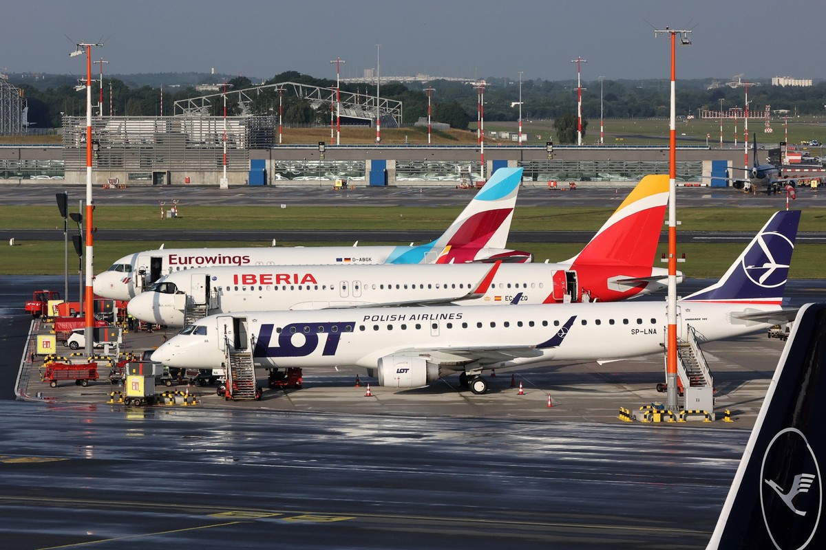 13.07.2023, Hamburg: Flugzeuge stehen w�hrend einer Blockade eines Rollfeldes durch Klimaaktivisten am Hamburger Flughafen. Eine Gruppe von Klimaaktivisten der Letzten Generation sind bei einer Aktion ...