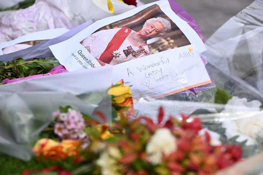 Viele Menschen verteilten Blumen und Beleidsbekundungen zum Tod von Queen Elizabeth am Buckingham Palace.