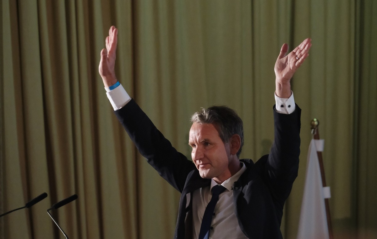 05.11.2022, Thüringen, Pfiffelbach: Björn Höcke, Vorsitzender der AfD-Thüringen, winkt beim Landesparteitag seiner Partei. Dort soll unter anderem der Landesvorstand neu gewählt werden. Foto: Sebastia ...
