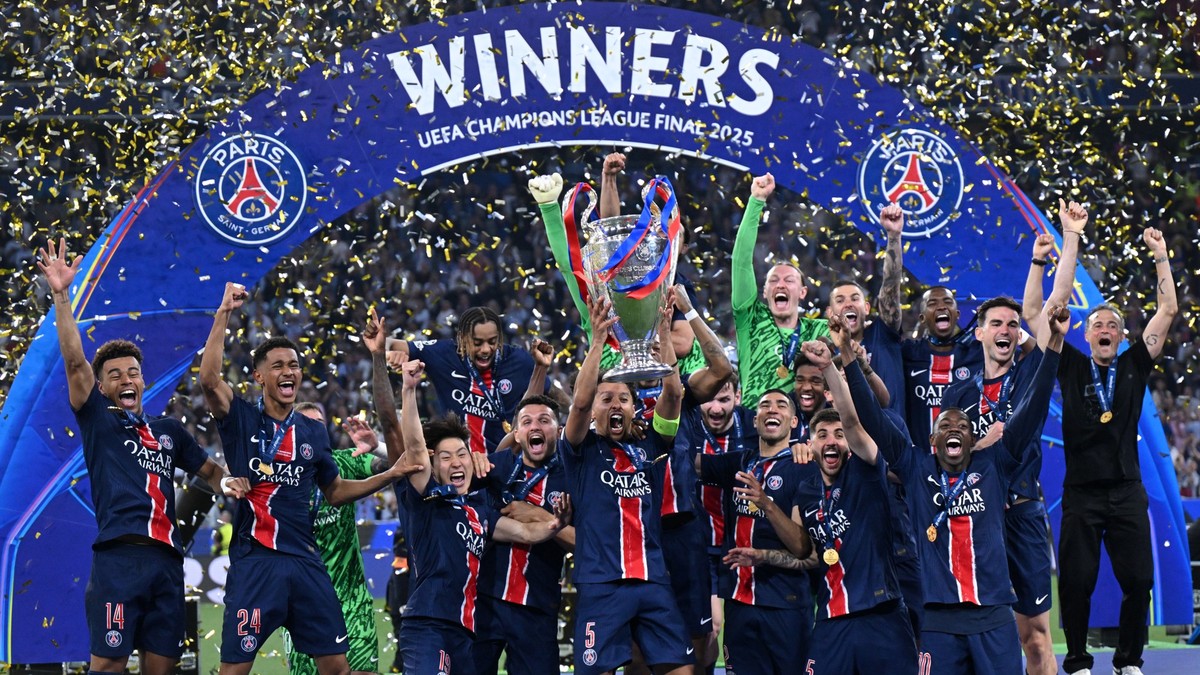 ARCHIV - 31.05.2025, Bayern, M�nchen: Fu�ball: Champions League, Paris Saint-Germain - Inter Mailand, K.o.-Runde, Finale, Munich Football Arena. Marquinhos von Paris (M) feiert mit dem Champions-Leagu ...