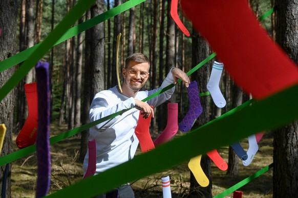 30.03.2021, Mecklenburg-Vorpommern, Mirow: Der Entertainer und Unternehmer Joko Winterscheidt steht beim Launch des neuen nachhaltigen Socken-Labels Cheerio in einem Wald bei Mirow im Landkreis Meckle ...