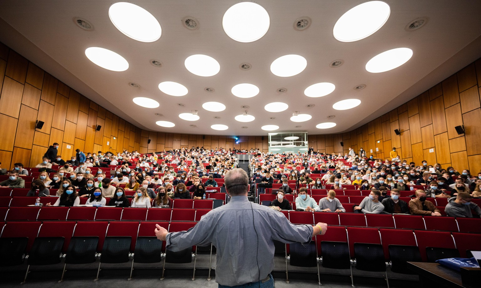 Dozent Florian Leydecker spricht in der Vorlesung Mathematik für die Erstsemester des Bachelors Wirtschaftswissenschaften im Audimax in der Universität Hannover. Für Studenten, Professoren und Dozente ...