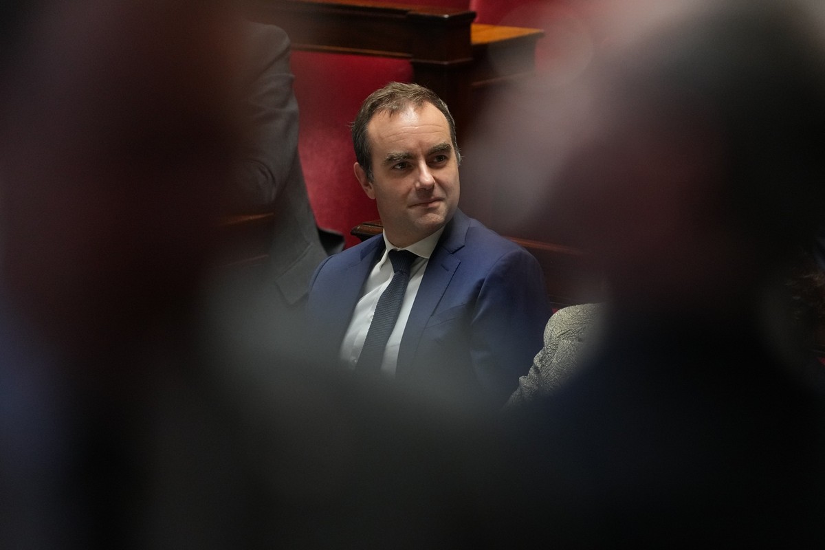 16.10.2025, Frankreich, Paris: Frankreichs Premierminister Sebastien Lecornu verfolgt die Debatte über den Misstrauensantrag gegen seine Regierung in der Nationalversammlung. Die Nationalversammlung s ...