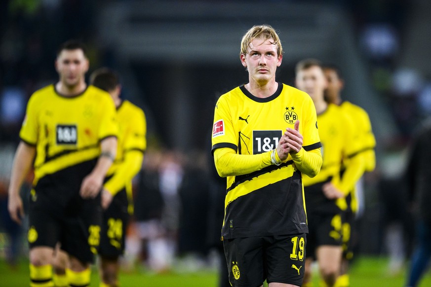 16.12.2023, Bayern, Augsburg: Fußball: Bundesliga, FC Augsburg - Borussia Dortmund, 15. Spieltag, WWK-Arena. Dortmunds Julian Brandt reagiert nach dem Spiel unzufrieden. Foto: Tom Weller/dpa - WICHTIG ...