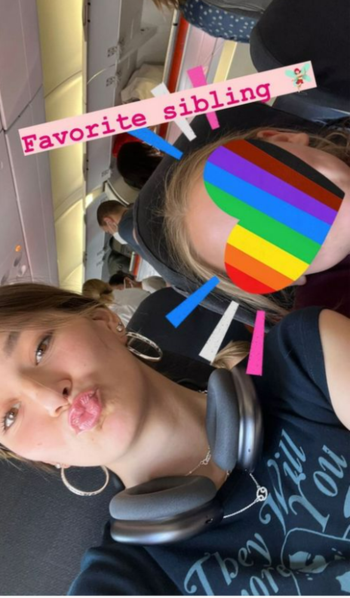 Geschwister Summer Terenzi und Delphine Malou senden Grüße aus dem Flugzeug.
