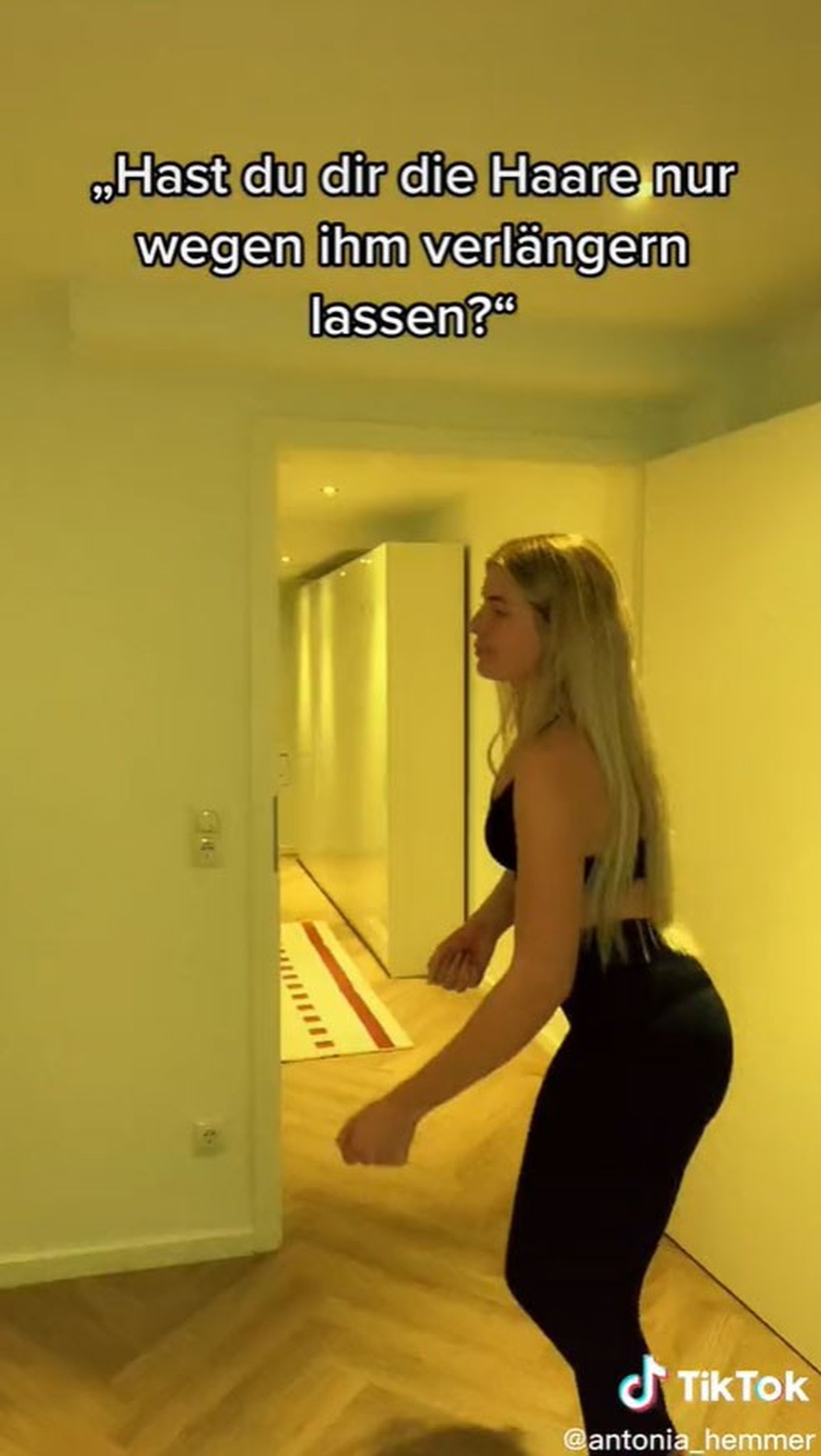 Antonia Hemmer macht sich auf Tiktok über Fan-Fragen lustig.