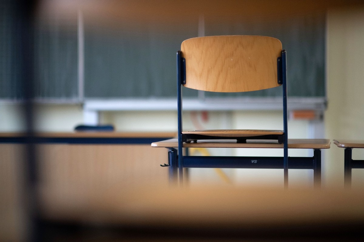 ARCHIV - 24.01.2020, Thüringen, Sinsheim: Ein Stuhl steht in einem Klassenzimmer einer Regelschule auf einem Tisch. (zu dpa: «Deutschland hat deutlich mehr Schulabbrecher als EU-Durchschnitt») Foto: M ...