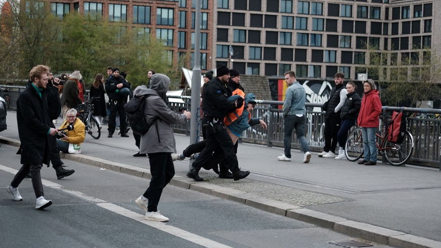 Die Aktionen der Letzten Generation spalten die Gesellschaft: Viele sind wütend und genervt über den Protest. Klimaaktivisten in Berlin werden von Polizisten von der Straße gezerrt.