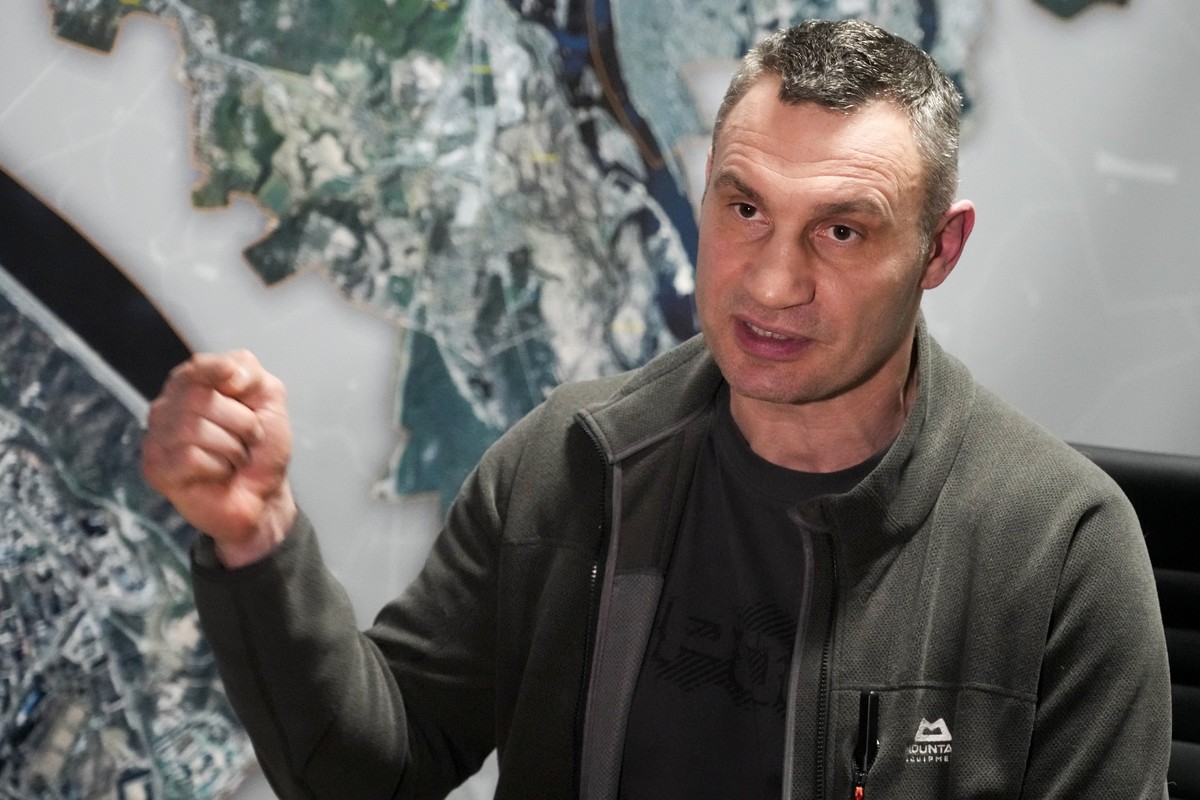 ARCHIV - 27.02.2022, Ukraine, Kiew: Vitali Klitschko, B�rgermeister von Kiew und ehemaliger Box-Profi, gestikuliert w�hrend eines Interviews mit der Associated Press (AP) in seinem B�ro im Rathaus. (z ...