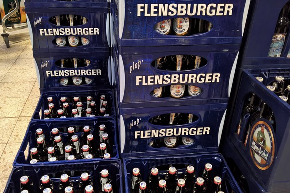 Flensburger Bier Brauerei, Pils bzw Pilsener. Die Flensburger Brauerei Emil Petersen GmbH und Co KG ist eine in Flensburg ansaessige Privatbrauerei und Grossbrauerei. Neben Flensburger Pilsener, umgan ...