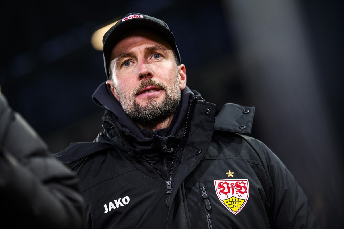 ARCHIV - 12.01.2025, Bayern, Augsburg: Fußball: Bundesliga, FC Augsburg - VfB Stuttgart, 16. Spieltag, WWK-Arena. Stuttgarts Trainer Sebastian Hoeneß steht vor dem Spiel im Stadion. (zu dpa: «Sebastia ...