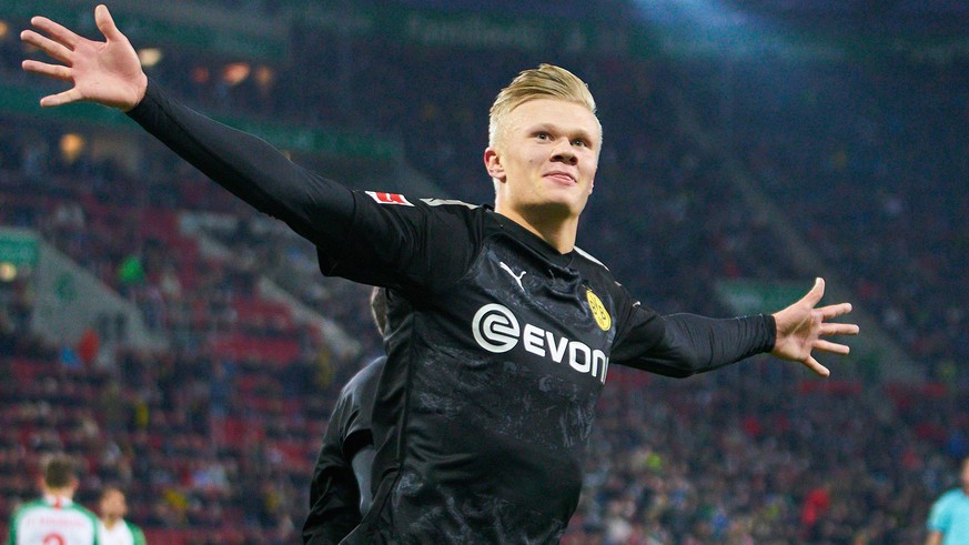 Football Augsburg-Dortmund , Augsburg, Jan 18, 2020. Hattrick Erling HAALAND , BVB 17. scores, shoots third BVB goal for 3-5, hattrick, celebrates his goal, happy, laugh, celebration, FC AUGSBURG - BO ...