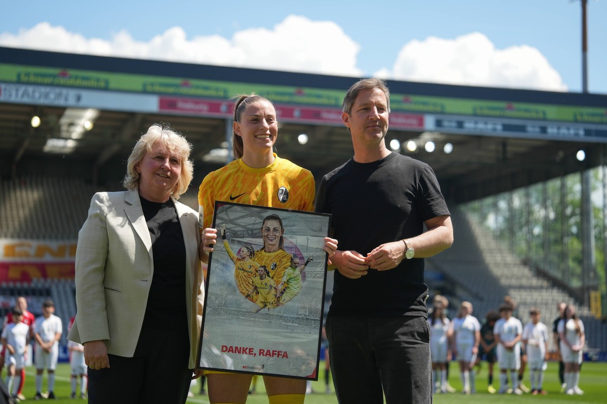 Deutschland, Fussball, Google Pixel Frauen-Bundesliga 2024/2025, 22. Spieltag, SC Freiburg vs. Werder Bremen, Dreisamstadion Freiburg: Rafaela Borggr�fe, Birgit Bauer-Schick, Jochen Saier *** Germany, ...