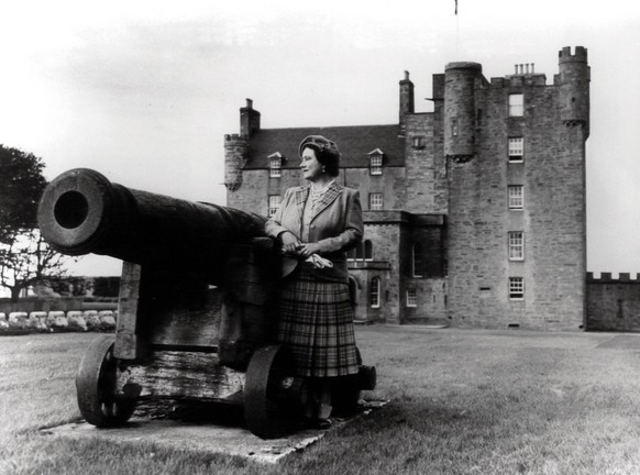 Bildnummer: 59965083 Datum: 03.03.2000 Copyright: imago/United Archives International
Queen Elizabeth, the Queen Mother seen when in residence for the first time at her new Scottish home, the Castle o ...