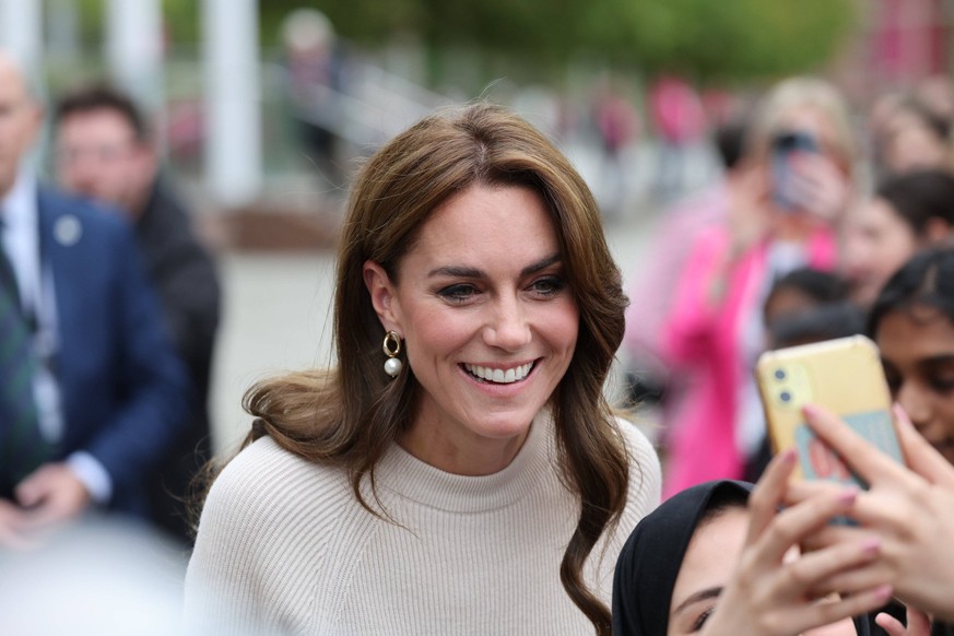 Prinzessin Kate besucht Nottingham Trent University . 11/10/2023. Nottingham , United Kingdom. Kate Middleton, the Princess of Wales , leaving Nottingham Trent University, United Kingdom, after an eng ...