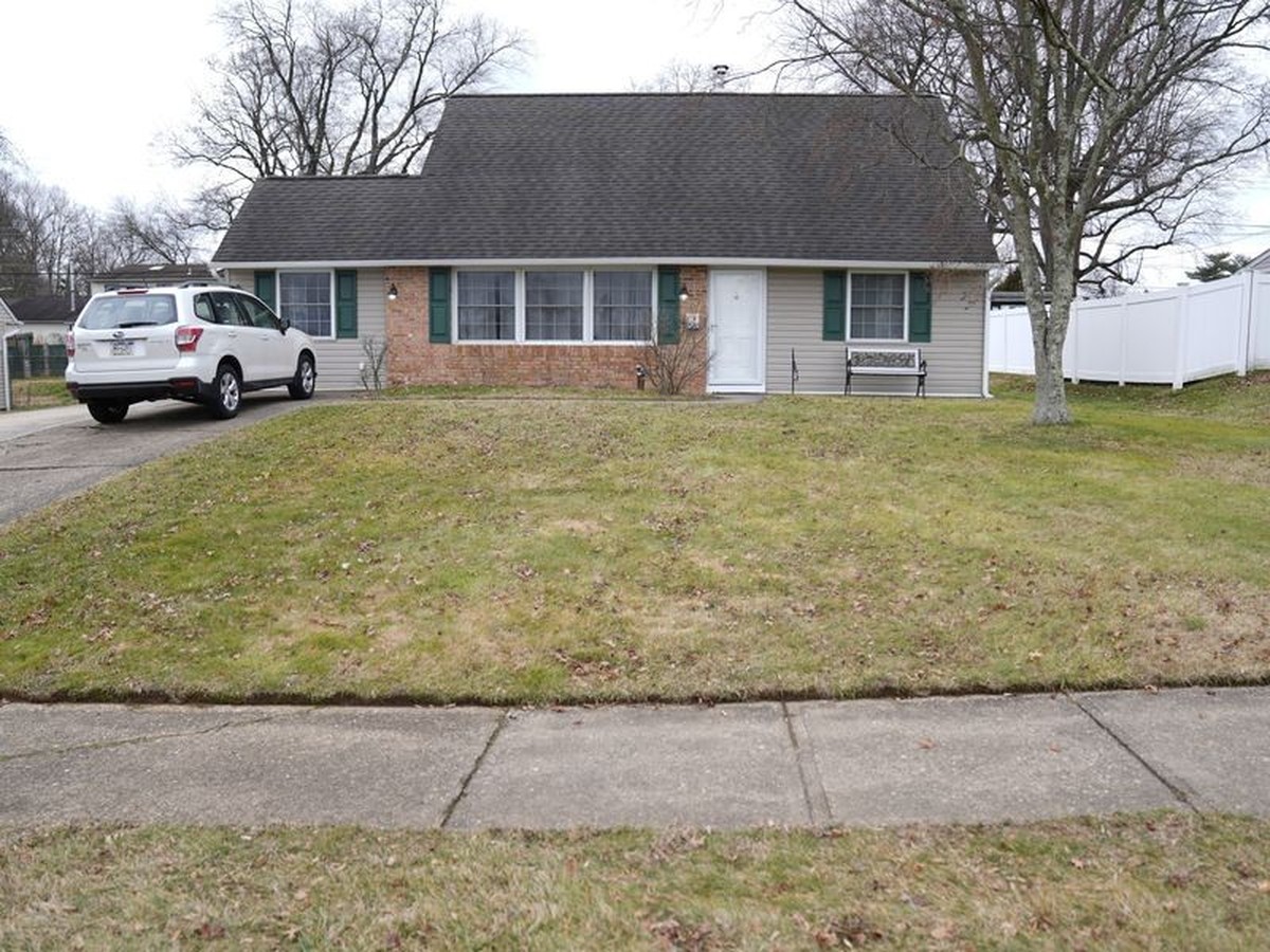 31.01.2024, USA, Levittown: Ein Fahrzeug ist in der Einfahrt eines Hauses geparkt, das Schauplatz eines Mordes war. Ein Mann soll im US-Bundesstaat Pennsylvania seinen Vater ermordet und danach ein br ...