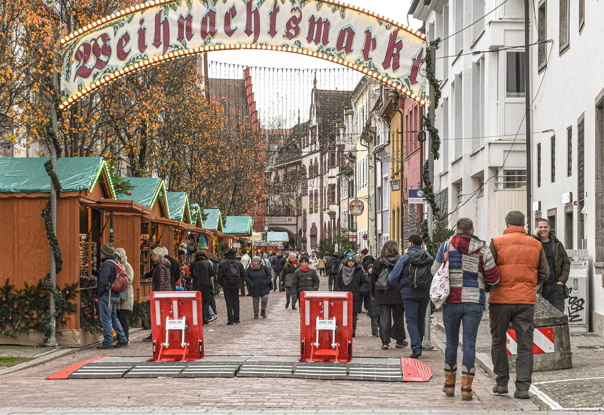 Unter erhoehten Sicherheitsbedingungen ist der Freiburger Weihnachtsmarkt gestartet. Vor dem Hintergrund der Anschlaege der vergangenen Jahre hat die Stadt aufgeruestet und zahlreiche Zufahrtssperren  ...
