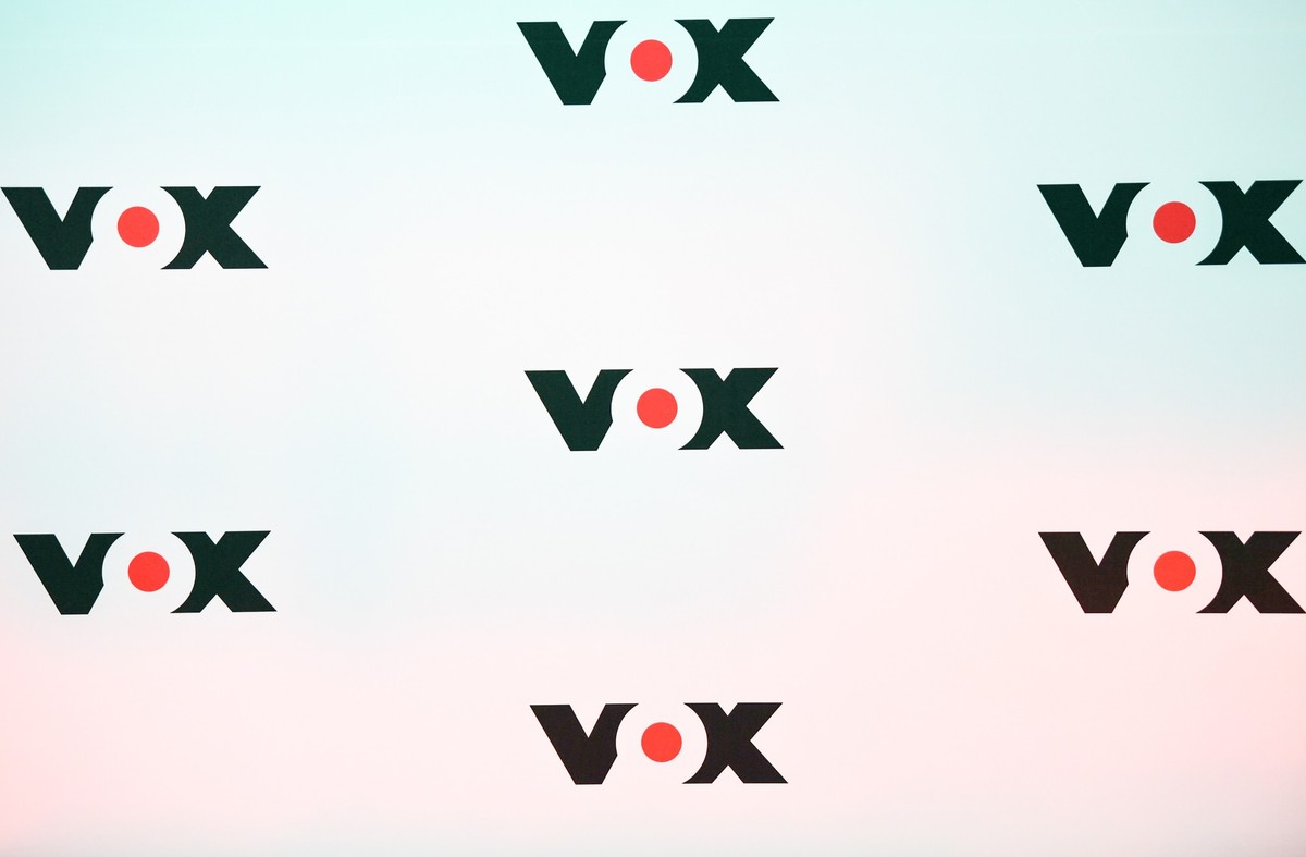 ARCHIV - 05.04.2019, Berlin: Das Logo des Fernsehsenders Vox wiederholt sich auf einer Wand, aufgenommen bei einem Pressetermin. (zu dpa: «Nach Amoklauf: «Das perfekte Dinner» aus Graz verschoben») Fo ...