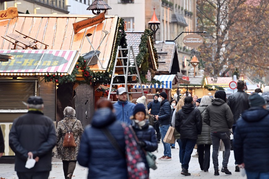 Aufbau Muenchner Christkindlmarkt in der Kaufinger Strasse / Neuhauser Strasse in Muenchen am 15.11.2021. *** Construction of the Munich Christkindlmarkt in the Kaufinger Strasse Neuhauser Strasse in  ...