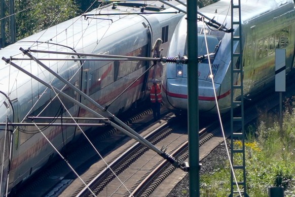 10.09.2023, Hessen, Frankfurt/Main: Evakuierung von Passagieren aus einem ICE nach einem Oberleitungsschaden. Vermutlich ein Tier hat einen Kurzschluss an der Oberleitung auf der Zugstrecke bei Frankf ...